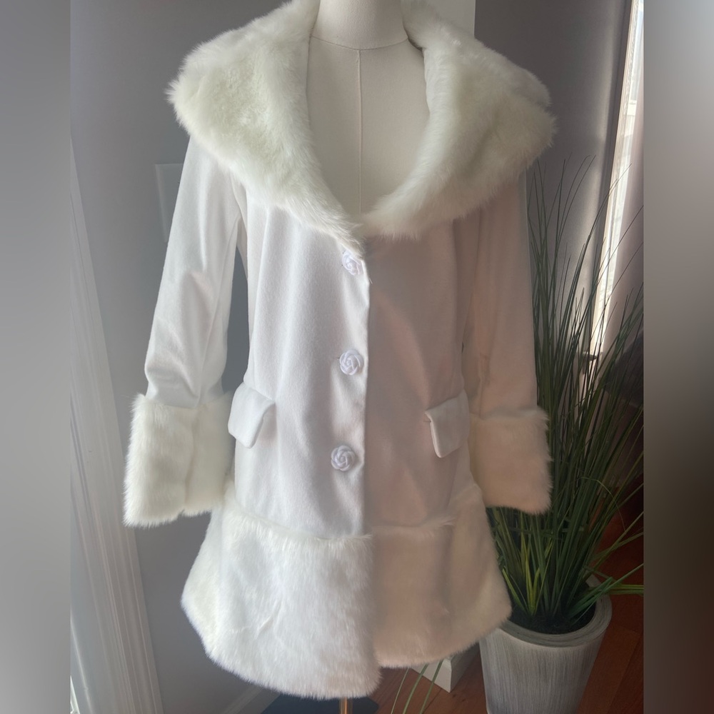 Stylish White Coat Faux Fur  Rose Buttons lightweight Elegant Winter L